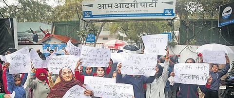 Protesters outside the AAP office demand the poll ticket given to Dhanwanti Chandela be taken back. (PHOTO | SHEKHAR YADAV)