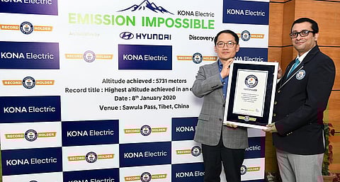 Guinness World Records adjudicator Rishi Nath (R) with Hyundai Motor India MD SS Kim