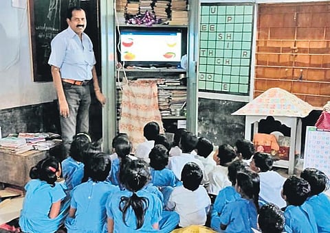 Surya Narayan Sahu demonstrating his method in ‘smart’ classroom. (Photo | EPS)