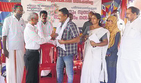 Retired judge M B Sasi welcoming Benny Nedumpillil, one of three members of action council who joined the indefinite hunger strike in front of Alfa Serene twin towers on Wednesday. Former minister K Babu, Maradu municipality chairperson T H Nadeera and di