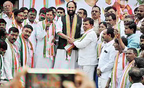 TRS leaders from M’nagar join Congress in the presence of TPCC president Uttam Kumar Reddy in Hyderabad on Wednesday. (Photo | S Senbagapandiyan/EPS)