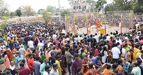 Devotees in large numbers have started arriving in Medaram village ahead of Sammakka-Sarakka Jatara scheduled to begin from February 5. (Photo| EPS)