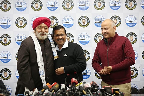 BJP leader Harsharan Singh Balli along with Delhi CM Arvind Kejriwal and Deputy CM Manish Sisodia at party office in New Delhi. (Photo | Shekhar Yadav, EPS)