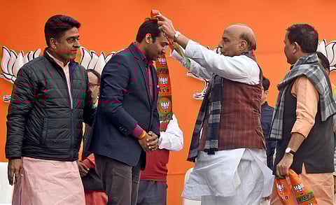 AAP MLA Manoj Kumar is welcomed in the BJP by Defence Minister Rajnath Singh during an election campaign at Kondli on Tuesday. (Photo| Parveen Negi, EPS)