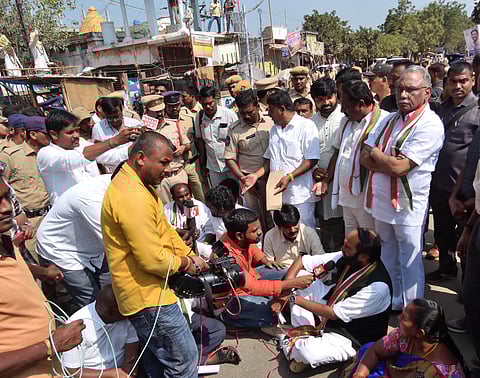 TPCC chief N Uttam Kumar Reddy and KVP Ramchander Rao stage a dharna at Neredcherla on Tuesday. (Photo| EPS)