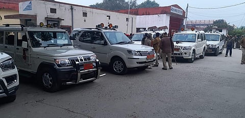 Senior officials rushed to the hajipur jail where a gold robber was shot dead| Express