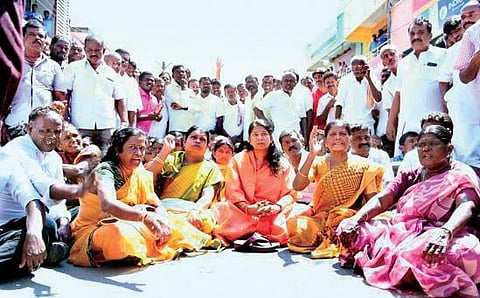 Kanimozhi staging a road blockade with the ward members in front of the union office in Ettayapuram Road on Thursday. (Photo| EPS)