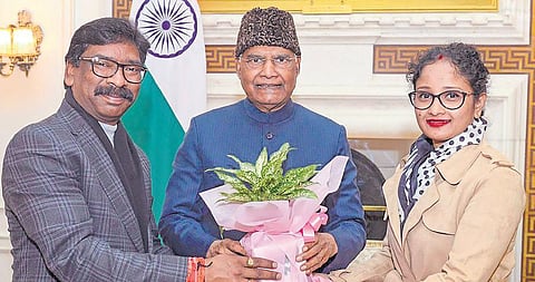 Jharkhand CM Hemant Soren and wife Kalpana Soren greets President Ram Nath Kovind. (Photo | PTI)
