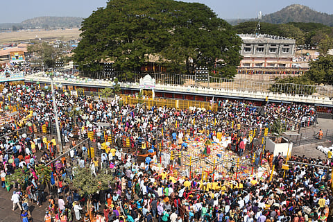 Devotees throng Medaram for Sammakka Saralamma Jatara. (File Photo | EPS)