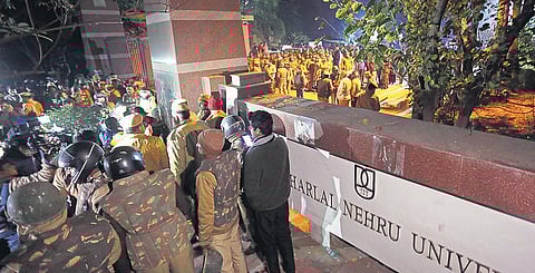 Delhi police in front of JNU.