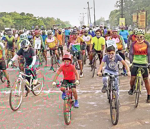 People participating in ‘Cycles4Change’ campaign at Bhubaneswar. (Photo | EPS/Irfana)