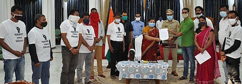 A delegation comprised of journalists and social activists met the Governor seeking impartial inquiry by former HC judge. (Photo| EPS)