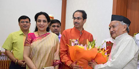 Maharashtra governor BS Koshyari receives a bouquet from CM Uddhav Thackeray and his wife Rashmi Thackeray at Raj Bhavan. (File photo| PTI)
