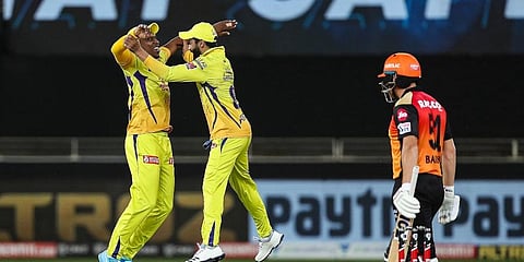 Chennai Super Kings' Dwayne Bravo and Ravi Jadeja celebrates the wicket of Sunrisers Hyderabad Manish Pandey. (Photo | PTI)
