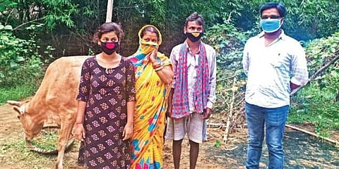 Ganeshwar Jena and his family with an employee of Milk Mantra at Dutikadeipur village.