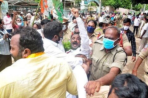 Congress and BJP activists staged a protest at Rythu Bazar in Khammam on Friday.