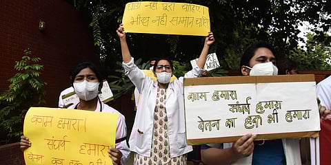 Resident doctors of Hindu Rao Hospital and Kasturba Hospital protest against non-payment of salaries in New Delhi. (Photo| Parveen Negi, EPS)