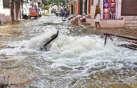 Snehamayi Nagar and Hariharapuram Colony are located next to the Kappala Cheruvu.