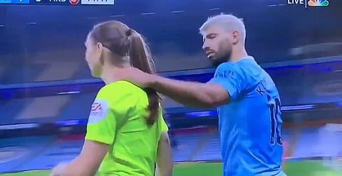 Manchester City striker Sergio Aguero grabbi ng the lineswoman by the shoulder. (Photo | Screenshot)