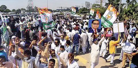 Congress workers protest near toll gate on DND flyover on Thursday ahead of the arrival of Rahul and Priyanka Gandhi during their attempted visit to Hathras. (Photo | Parveen Negi, EPS)