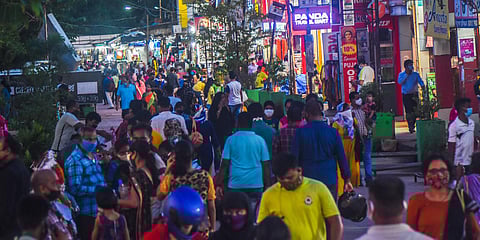 Ignoring social distance norms, people do shopping at Unit-2 market in Bhubaneswar. (Photo| Biswanath Swain, EPS)