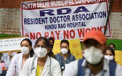 Resident Doctor Association members of Hindu Rao Hospital during a protest, demanding to clear their outstanding remuneration, at Jantar Mantar. (Photo | PTI)