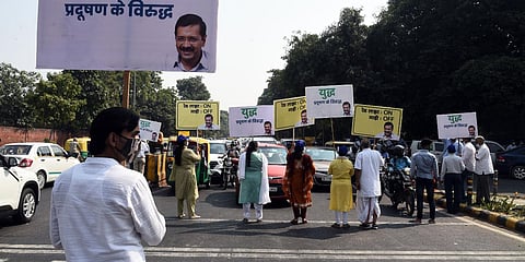 AAP workers along with Civil Defence volunteers takes part in 'Red Light On, Gaadi Off' campaign to tackle air pollution in New Delhi. (Photo| Parveen Negi, EPS)