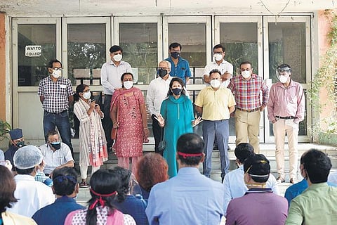 MCDA secretary Maruti Sinha speaks to doctors over their salaries. (File Photo)
