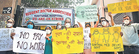 Resident doctors of Kasturba Hospital protest over non-payment of their pending salaries by North Delhi Municipal Corporation in New Delhi. (Photo | Shekhar Yadav, EPS)