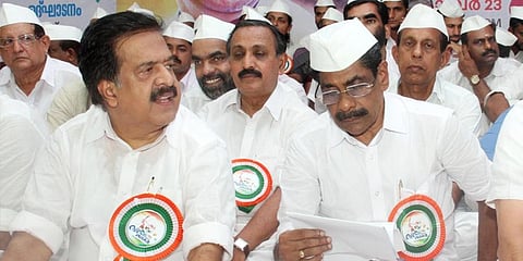 Congress leaders Ramesh Chennithala and Mullapally Ramachandran. (File Photo | EPS)