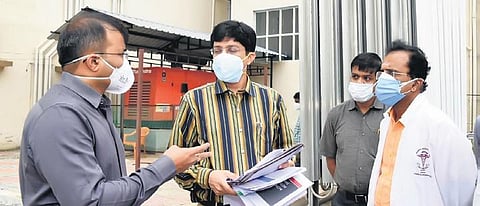 Health secy J Radhakrishnan inspecting equipment which generates oxygen at Covid-19 specialty ward of Government Rajaji Hospital in Madurai | K K SUNDAR