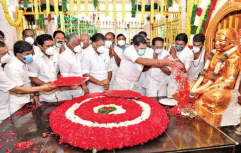 Chief Minister Edappadi K Palaniswami paying tribute to Muthuramalinga Thevar in Madurai on Friday