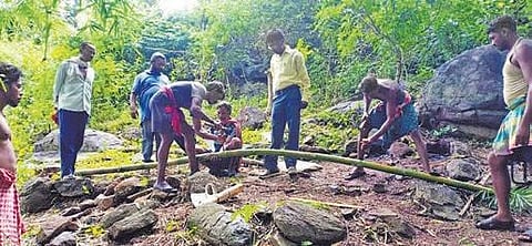 Villagers lay the pipeline to Badimaha village under Raikia block of Kandhamal | EXPRESS