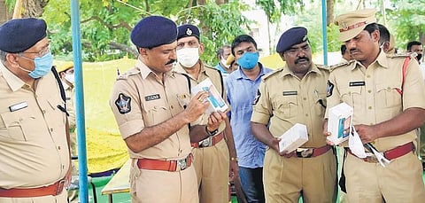 Guntur Urban Superintendent of Police RN Ammi Reddy having a look at the mobile phones recovered from Kanjarbhat gang | Express