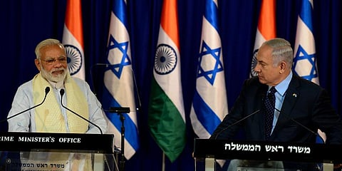 PM Narendra Modi (L) and his Israeli counterpart Benjamin Netanyahu. (Photo| Twitter/ @IsraeliPM)
