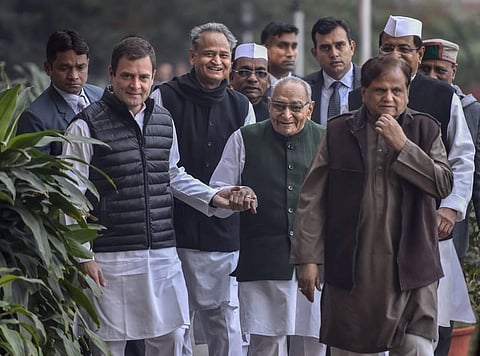 Congress leade Rahul Gandhi holds the hand of senior party leader Motilal Vora as other party leaders look on (File photo | PTI)