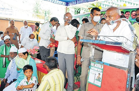 JDS supremo HD Deve Gowda speaks at a public rally in Sira | Express