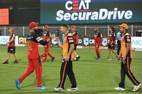 Virat Kohli captain of Royal Challengers Bangalore shake hands with David Warner of Sunrisers Hyderabad. (Photo | IPL)