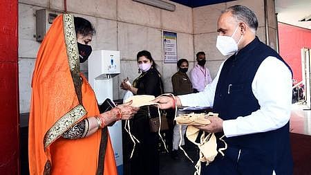North Delhi Municipal Corporation mayor Jai Prakash distributes masks at Delhi University metro station. (Photo| Parveen Negi, EPS)