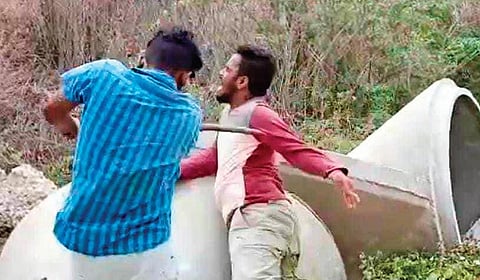 The video grab of Rajasekhar attacking Yugandhar with a stick at Third Mile in Nellore rural | EXpress