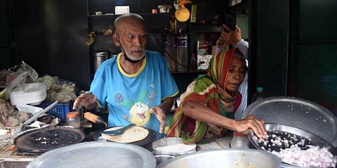 Kanta Prasad serving the crowds. (Photo | EPS)