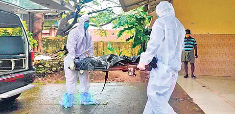 Viqaya volunteers carrying the body of a person who died of Covid-19 to the Valiyachudukad crematorium in Alappuzha | Express