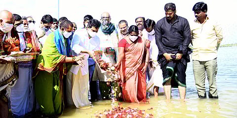 Andhra Pradesh CM YS Jagan Mohan Reddy during the inaugural pooja of Tungabhadra Pushkaralu at Sankal Bagh Pushkar ghat in Kurnool. (Photo| EPS)