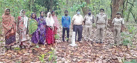 Women members of Gariakhaman Vana Surakhya Samiti along with Forest dept employees. (Photo | EPS)