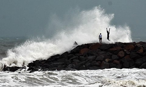 High tides ahead of Cyclone Nivar in Chennai. (Photo | Ashwin Prasath, EPS)