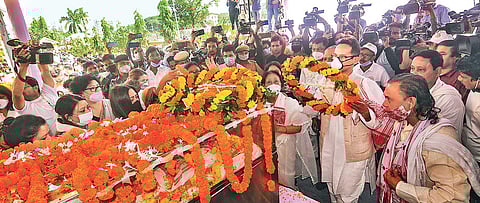 Family members pay their last respects to former Assam Chief Minister Tarun Gogoi in Guwahati on Tuesday. (Photo | PTI)