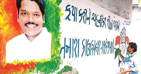 Local body polls: Gujarati graffiti come up on Alappuzha street to woo voters