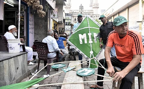 Workers making AIMIM Party symbol kite for the GHMC election campaign in Hyderabad. (Photo | Vinay Madapu/EPS)