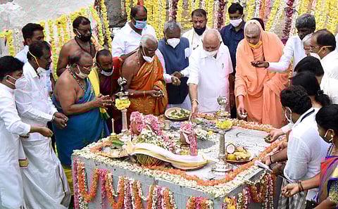 CM B S Yediyurappa and Suttur Mutt seer Shivarathri Deshikendra Swamiji at a ceremony to lay the foundation stone for the reconstruction of Mudukuthore temple, in Mysuru. (Photo | Udayshankar S, EPS)