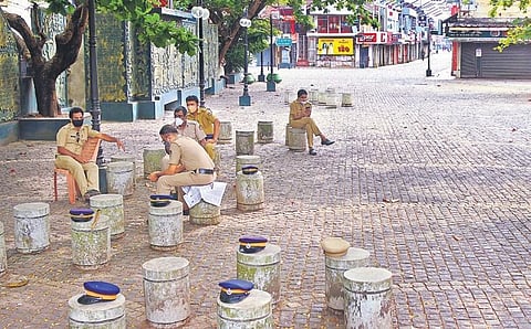 Police personnel,who used to haveCovid regulation duty were seen freeon strike day.A scene from SM Street in Kozhikodewhich wore adeserted look| T P Sooraj